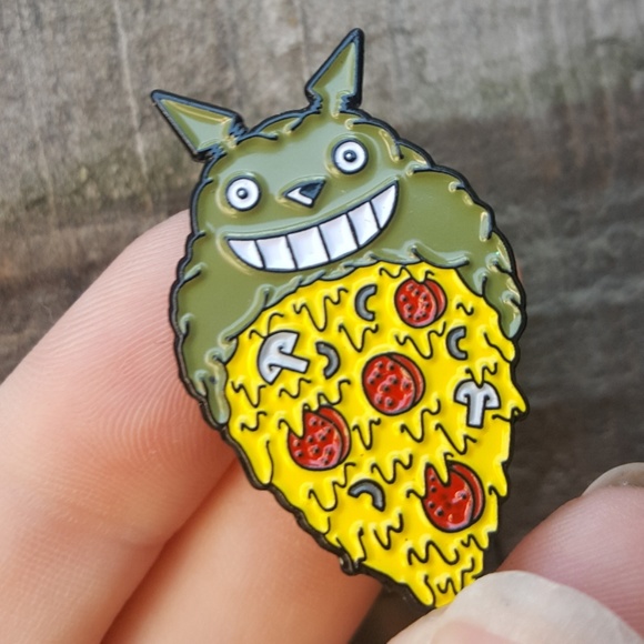 Totoroni Pizza 1.5" Enamel Pin - Picture 1 of 3
